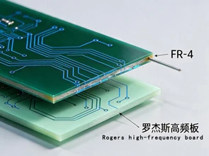 Es pot barrejar la placa d'alta freqüència de Rogers amb Fr4? Quins són els r...